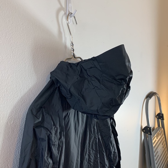 HBO GIRLS Season 3 Crew Embroidered Mountain Hardware Rain Jacket - Picture 6 of 12